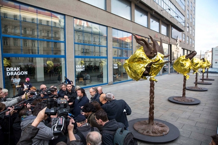 Bộ tác phẩm “Những cái đầu Hoàng đạo” được bọc foli vàng trước Thư viện Quốc gia Cộng hòa Czech - Ảnh: FB của Thư viện Vaclav Havel (Praha)