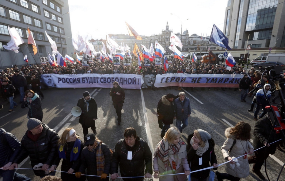 Đoàn tuần hành nêu ra những yêu sách đòi Putin từ chức - Ảnh: Maxim Zmeyev (Reuters)