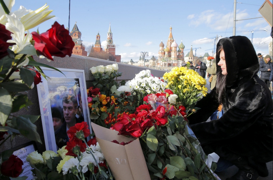 Đặt hoa tại nơi Nemtsov bị ám hại - Ảnh: Maxim Zmeyev (Reuters)