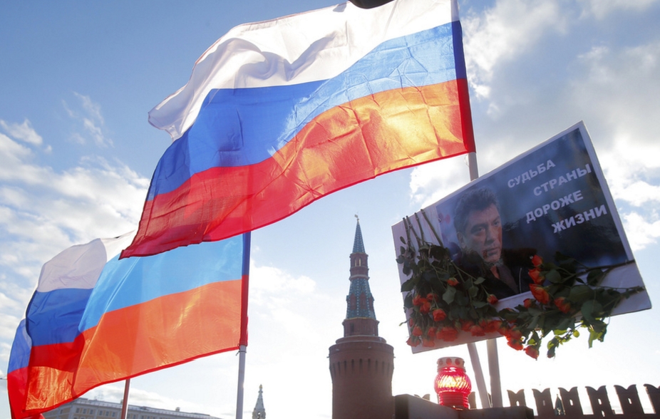 Quốc kỳ Nga cùng di ảnh Boris Nemtsov - Ảnh: Maxim Zmeyev (Reuters)