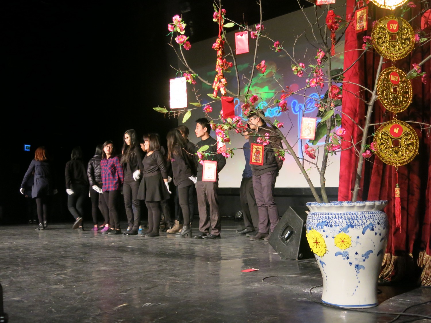 Nhóm sinh viên dự bị ngoại ngữ sau màn dandmine đầy ấn tượng “Việt Nam quê hương tôi”
