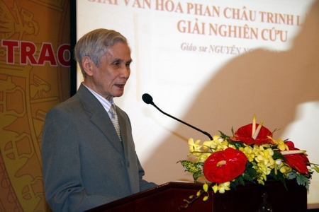 Nhà nghiên cứu Nguyễn Ngọc Lanh đọc diễn từ tại buổi lễ trao giải. Ảnh: L.Điền (“Tuổi Trẻ”)