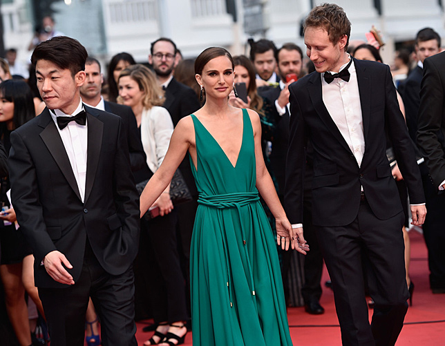 Đạo diễn Nemes Jeles László (bên phải) trên thảm đỏ của LHP Cannes (Pháp) - Ảnh: AFP