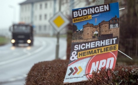 Poster của đảng NDP tại vùng Büdingen kêu gọi “an ninh và yêu quê hương” - Ảnh: DPA