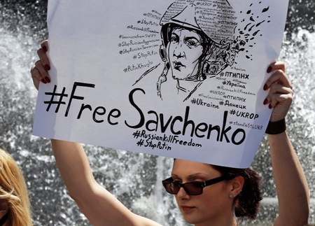 Biểu tình đòi trả tự do cho Savchenko tại Kiev trong ngày sinh của cô - Ảnh: Sergey Dolzhenko (EPA/MTI)