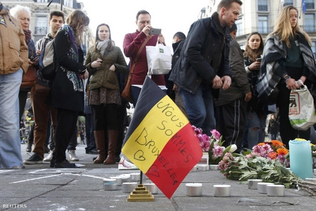 Người dân tự tổ chức tưởng niệm những nạn nhân của khủng bố - Ảnh: Charles Platiau (Reuters)