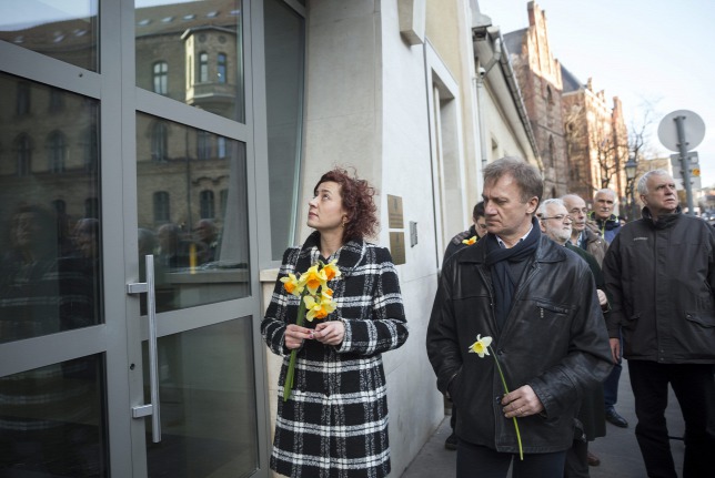 Vadai Ágnes và Varju László, hai Phó Chủ tịch đảng đối lập Liên minh Dân chủ (DK) tới dự lễ tưởng niệm các nạn nhân của vụ tấn công khủng bố ở Brussels, tổ chức tại ĐSQ Vương quốc Bỉ ở Hungary - Ảnh: Mohai Balázs (MTI)