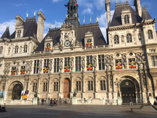 06 Tòa Đô chính Paris với những lá cờ Bỉ - Ảnh: Grégoire Martinez
