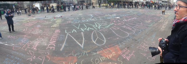 07 Cư dân Brussels dùng phấn viết những thông điệp chia sẻ với các nạn nhân cuộc khủng bố tại quảng trường Place de la Bourse - Ảnh: Thomas Fabre