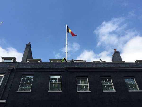 09 Quốc kỳ Bỉ tại dinh của Thủ tướng Anh ở phố Downing (London) - Ảnh: Carl Dinnen