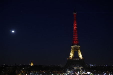 Paris đồng cảm với nỗi đau của Brussels - Ảnh: Lionel Bonaventure (AFP)