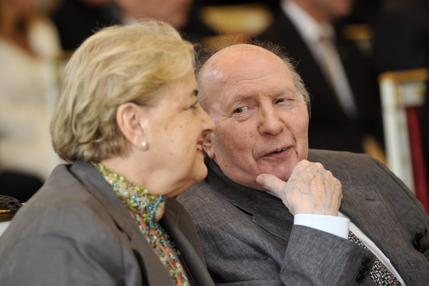Kertész Imre cùng vợ, bà Kertész Magda trong lễ nhận phần thưởng cao quý nhất của Nhà nước Hungary tại Dinh Tổng thống (Cung Sándor), Budapest ngày 20-8-2014 - Ảnh: Kovács Attila (MTI)
