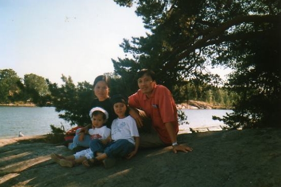 Cùng cha mẹ và em gái, hè 1999 tại Helsinki
