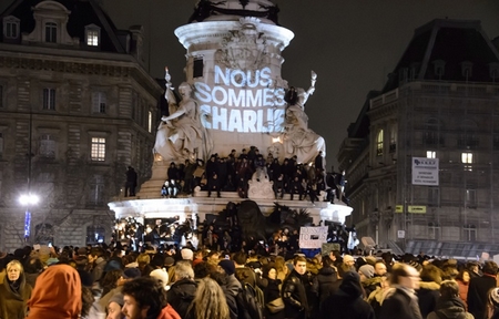 Quảng trường Cộng hòa, Paris với thông điệp không khuất phục của người Pháp - Ảnh: demidiaminuit.net