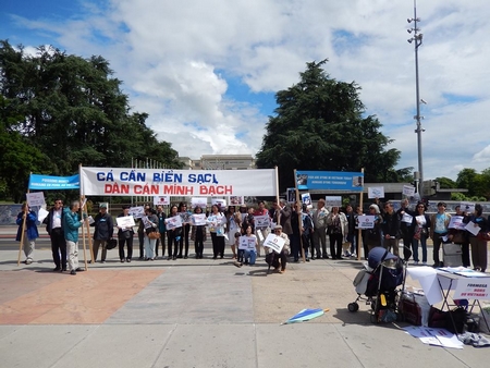 Người biểu tình tại quảng trường trước trụ sở Liên Hiệp Quốc tại Genève - Ảnh: BTC