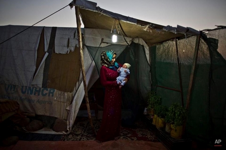 Trẻ em, những nạn nhân khốn khổ nhất của làn sóng tỵ nạn và tha hương - Ảnh: AP