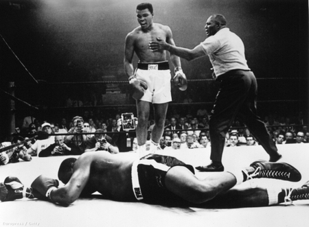 Muhammad Ali trong trận kịch chiến với Sonny Liston năm 1965, khi Ali hạ K.O. đối thủ của mình ở hiệp thứ sáu. Có lẽ đây là tấm ảnh nổi tiếng nhất, phản ánh đúng phong thái dũng mãnh của vị “Nhất đại tông sư” quyền Anh này - Ảnh: Hulton Archive