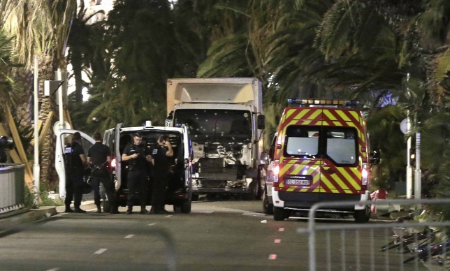 Nỗi sợ hãi có thể đẩy lùi văn minh nhân loại? - Ảnh: Vụ khủng bố ngày 13-7-2016 tại Nice (Pháp)