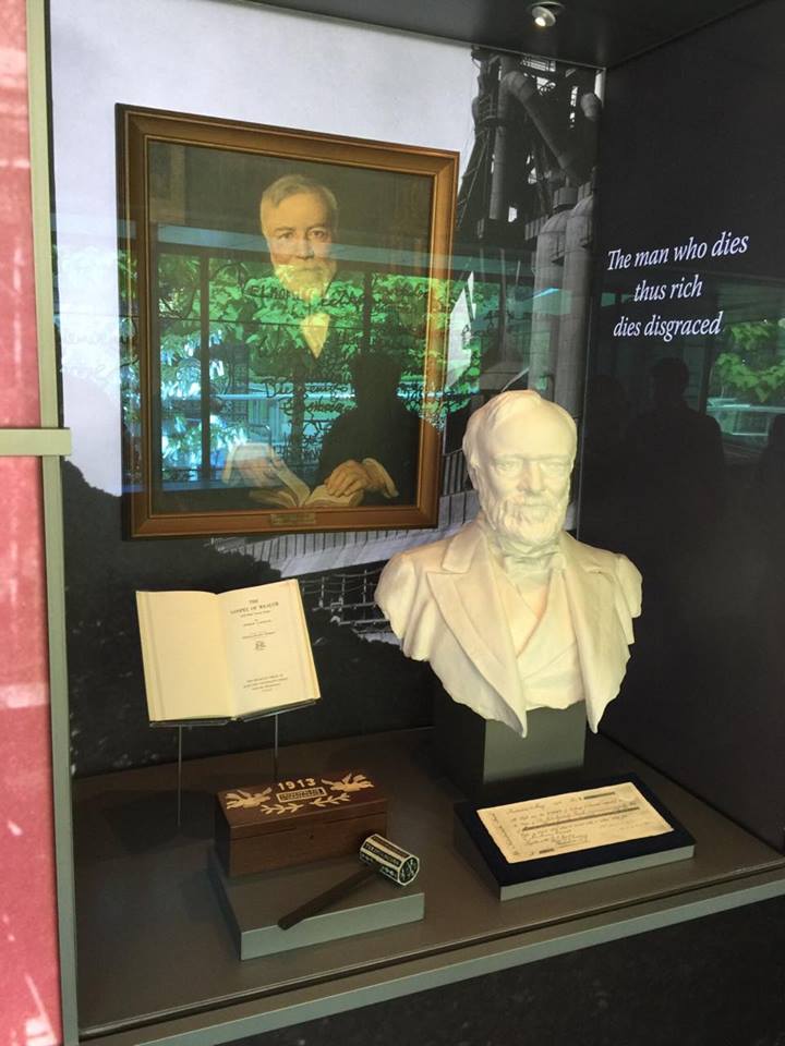 Tấm séc 1,5 triệu đô-la và chân dung của tỉ phú người Mỹ Andrew Carnegie