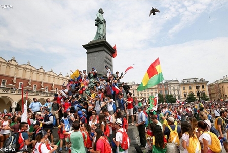 Giới trẻ Ba Lan và thế giới chờ đón Đức Giáo hoàng Phanxicô tại quảng trường trung tâm phố cổ Krakow - Ảnh: EPA