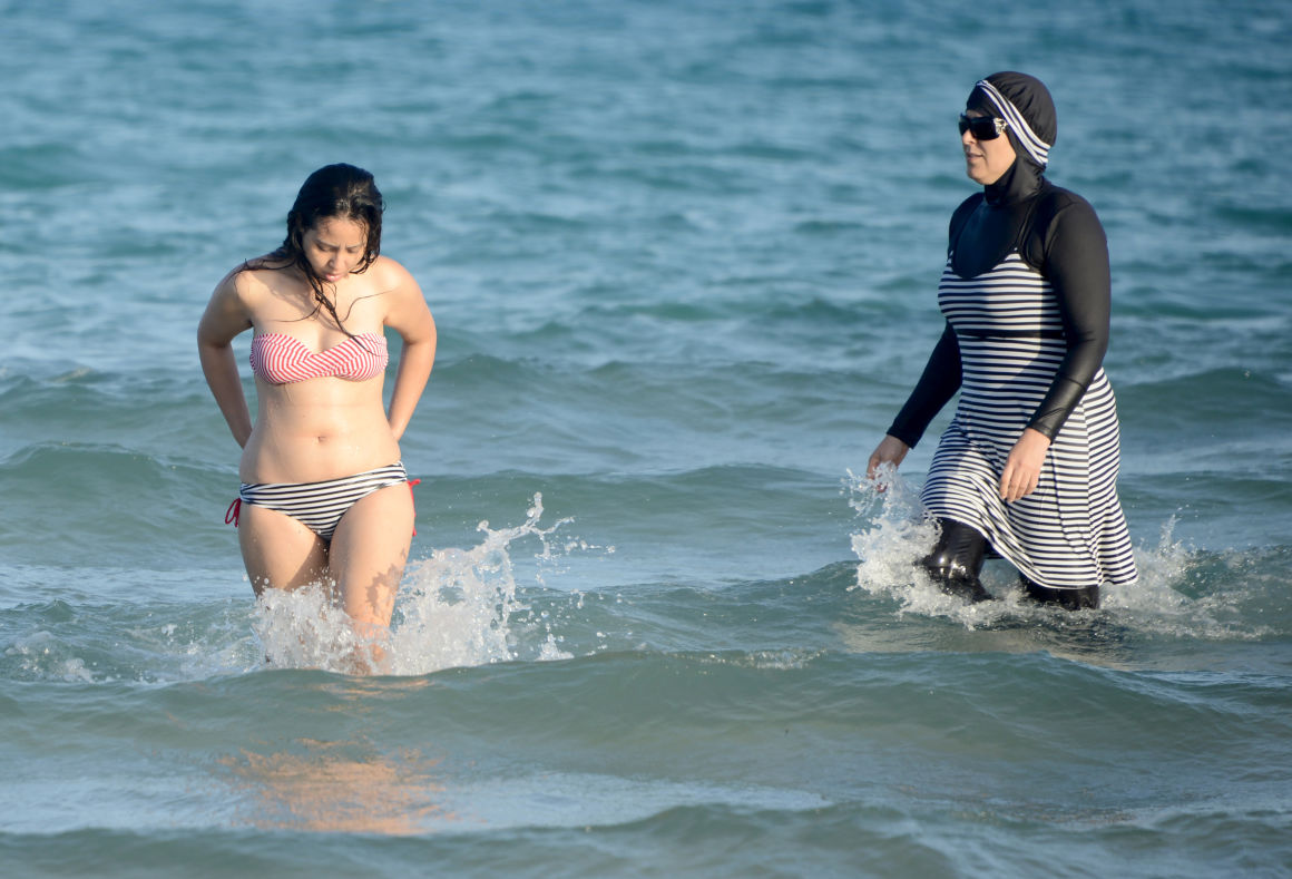 Bikini và burkini - Ảnh: Fethi Belaid (AFP)