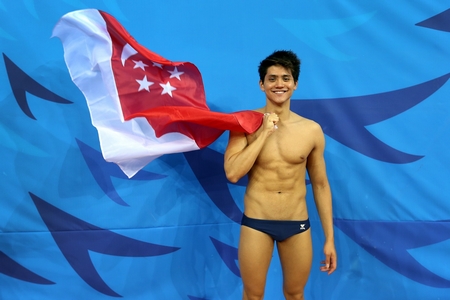 Kình ngư trẻ tuổi người Singapore đã vượt mặt huyền thoại Michael Phelps trong phần thi bơi 100m bướm nam - Ảnh: simplygiving.com
