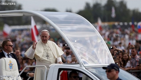 Đức Giáo hoàng Phanxicô tại Thánh lễ bế mạc Đại hội Giới trẻ lần thứ 31 - Ảnh: Reuters