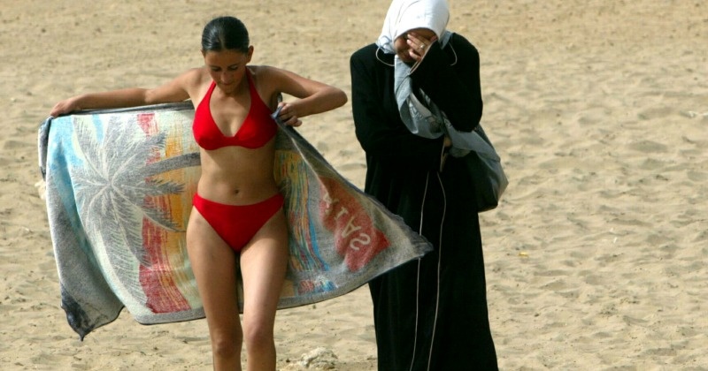 Có nên cấm burkini để “giải phóng phụ nữ”? - Ảnh: indiatimes.com