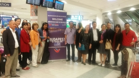 Các doanh nghiệp Việt ở Châu Âu tới Sân bay Quốc tế Budapest (ngày 15-9-2016) - Ảnh: BTC