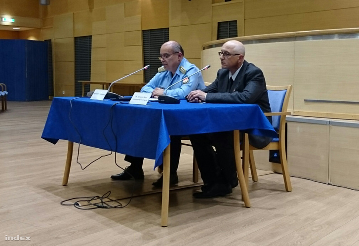 Hai quan chức trong cuộc họp báo - Ảnh: Fábián Tamás (index.hu)