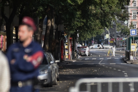 Cảnh sát chặn khu vực nơi xảy ra vụ nổ - Ảnh: Molnár Zsolt (index.hu)