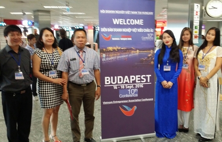 Đón các đoàn tại Sân bay Quốc tế Liszt Ferenc (Budapest, ngày 15-9-2016) - Ảnh: BTC
