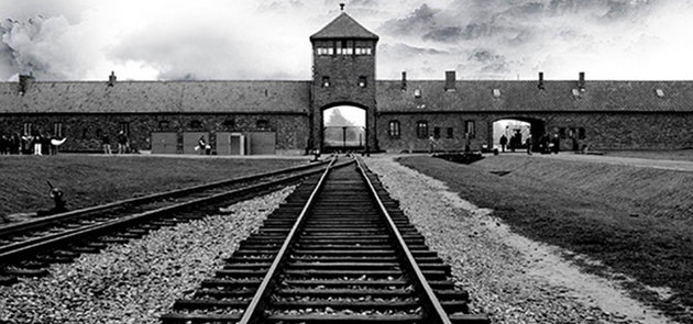 “Cổng tử thần” ở trại Auschwitz-Birkenau, chặng cuối của những đoàn tàu chở những người tù mà đa số đều thiệt mạng trong phòng hơi ngạt và lò thiêu - Ảnh tư liệu