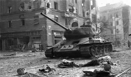 Chiến xa Nga trên Đại lộ Vòng cung lớn, Budapest tháng 10- 1956 - Ảnh tư liệu