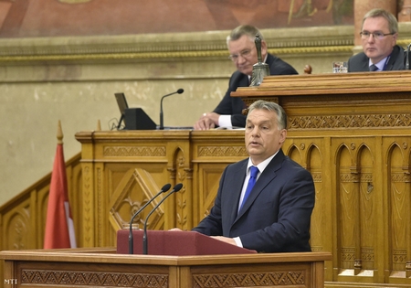 Thủ tướng Orbán Viktor gọi kết quả cuộc trưng cầu là “chiến thắng lịch sử” trong phiên họp Quốc hội hôm 3-10, và không hề nhắc đến chuyện nó không có hiệu lực - Ảnh: Máthé Zoltán (MTI)