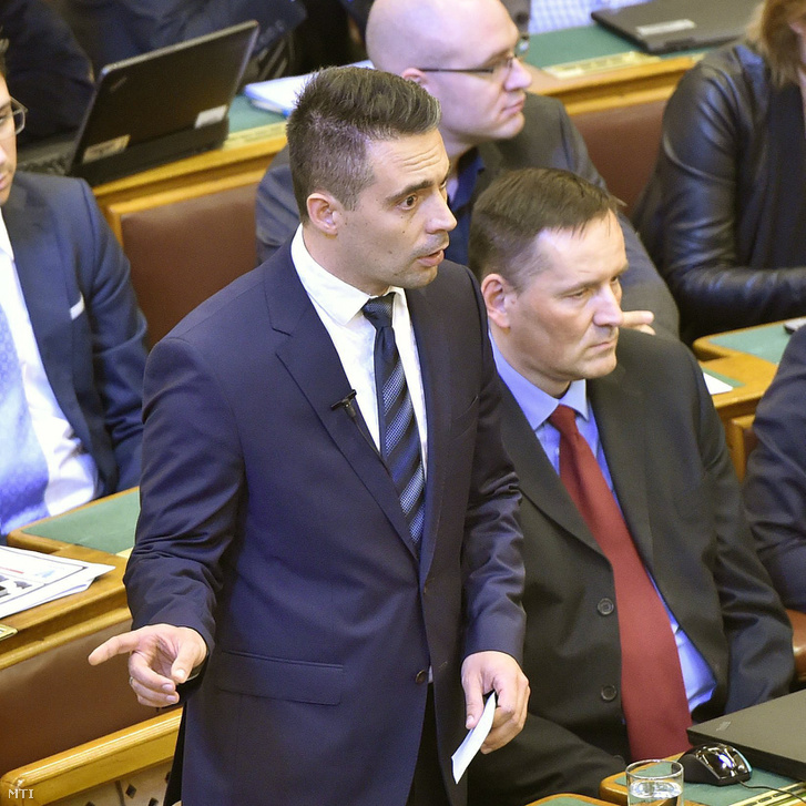 Chủ tịch đảng cực hữu JOBBIK Vona Gábor cũng chỉ trích gay gắt thủ tướng Hung, cho rằng ông Orbán Viktor 'đã bại trận vì không chiến thắng được cái tôi', và đòi người đứng đầu nội các Hung phải từ chức - Ảnh: Máthé Zoltán (MTI)