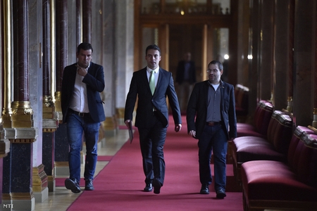 Chủ tịch đảng cực hữu JOBBIK Vona Gábor (giữa) cùng hai đồng sự tới cuộc hội đàm với Thủ tướng Orbán Viktor tại Nhà Quốc hội (Budapest, ngày 18-10-2016) - Ảnh: Máthé Zoltán (MTI)