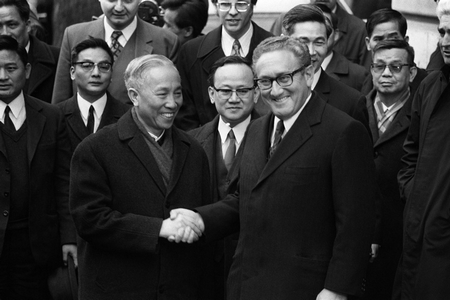 Henry Kissinger bắt tay Lê Đức Thọ, Trưởng đoàn Đàm phán Bắc Việt sau khi Hiệp định Paris về Việt Nam được ký kết (ngày 23-1-1973) - Ảnh: AFP