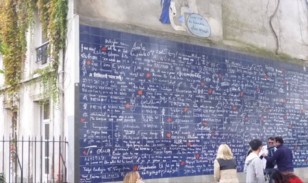 “Le mur des je t'aime” tại Place des Abbesses (Montmartre, Paris). Chụp năm 2014.
