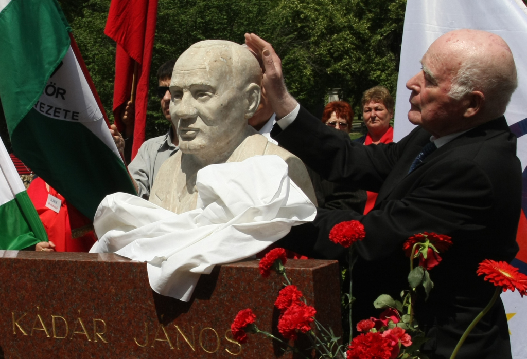 Nhà văn Moldova György bên mộ phần Kádár János - Ảnh: nepszava.hu