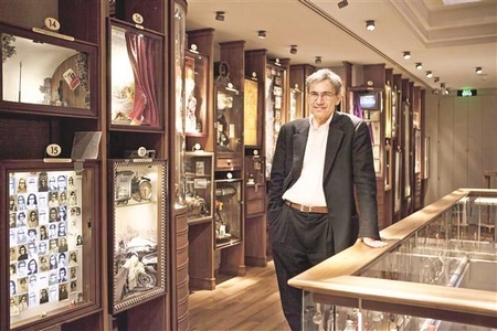 Nhà văn Orhan Pamuk trong Bảo tàng Ngây thơ do chính ông tạo dựng tại khu phố cổ gần con lộ chính nổi tiếng nhất của Istanbul - Ảnh: hurriyetdailynews.com