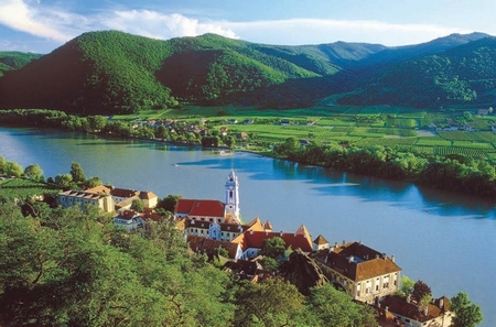 Âm hưởng của “Dòng sông xanh” Danube ngập tràn trong tiếng đàn của người nghệ sĩ... - Minh họa: Internet