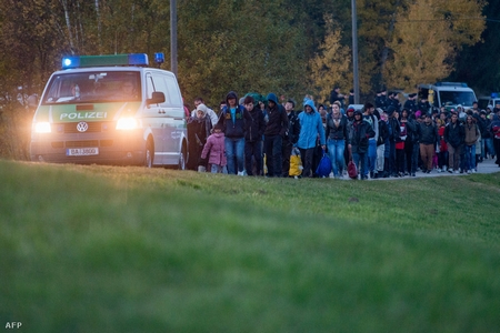 Làn sóng tỵ nạn vẫn tiếp diễn, dù có chùng lại - Ảnh: Armin Weigel (AFP)