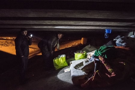 Giúp người vô gia cư trong cái lạnh khủng khiếp - Ảnh: Mónus Márton (hvg.hu)