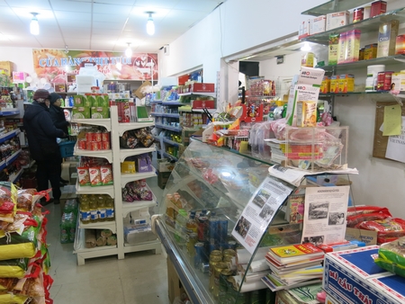 Cửa hàng thực phẩm Châu Á tại chợ Việt ngày giáp Tết - Ảnh: Trần Lê