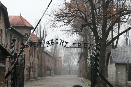 Cổng vào khu trại Auschwitz 1 với dòng chữ khét tiếng “Lao động đem lại tự do!” - Ảnh: Internet