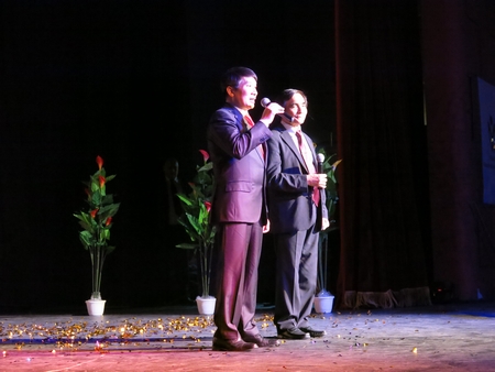 Đại sứ Nguyễn Thanh Tuấn (trái) chúc tết cộng đồng
