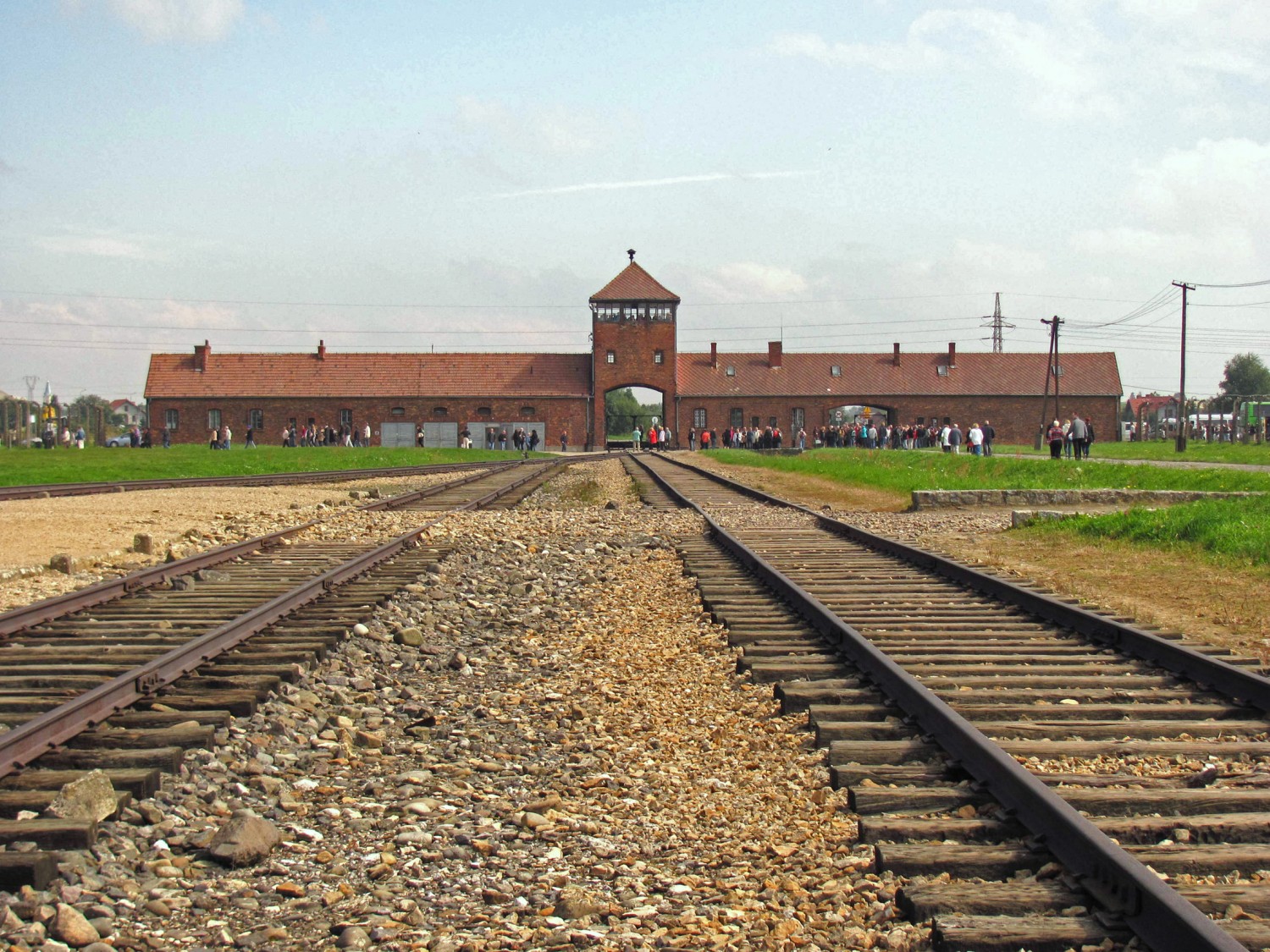Cổng tử thần ở khu trại Auschwitz 2, bến cuối của những chuyến tàu chết chóc - Ảnh: Internet