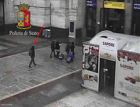 Anis Amri (mũi tên đỏ) tại nhà ga trung tâm Milano, rạng sáng 23-12-2016. Ảnh chụp từ băng ghi hình do cảnh sát Ý công bố hôm 27-12-2016 - Ảnh: EPA