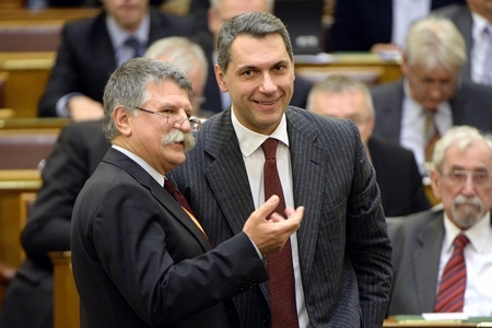 Chủ tịch Quốc hội Hungary Kövér László (trái), “tác giả” của nhiều chỉ thị, quy định bị coi là phi dân chủ, thậm chí vi hiến - Ảnh: paksihirnok.hu